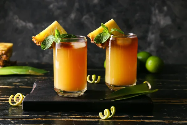 Esmer Arka Planda Bir Bardak Lezzetli Mai Tai Kokteyli — Stok fotoğraf