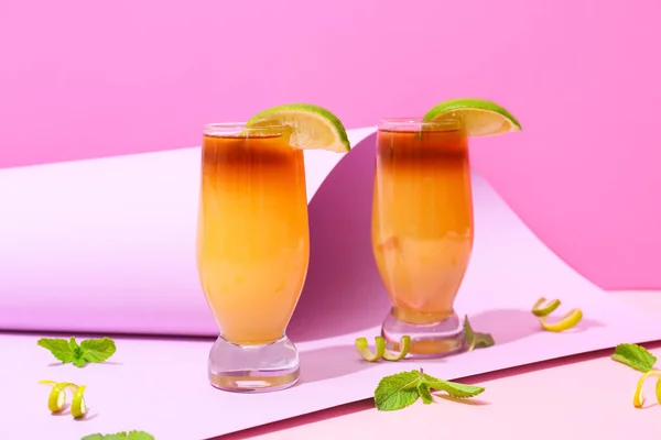Gläser Leckerer Mai Tai Cocktail Auf Farbigem Hintergrund — Stockfoto