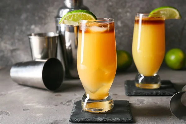 Gläser Leckerer Mai Tai Cocktail Und Shaker Auf Grunge Hintergrund — Stockfoto