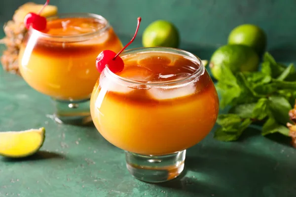 Bicchieri Cocktail Mai Tai Gustoso Sfondo Colore — Foto Stock