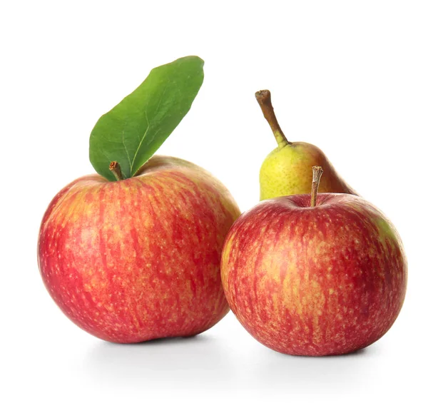 Reifer Apfel Und Birne Auf Weißem Hintergrund — Stockfoto