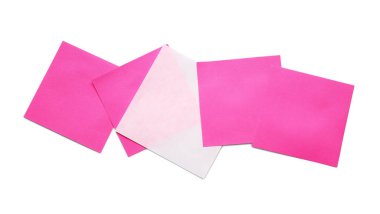 Beyaz arka planda pembe kağıtlar arasında boş kağıt. Eşsizlik kavramı