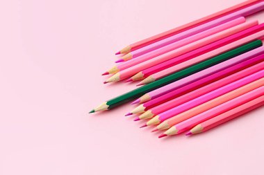Arkaplanda pembe olanlar arasında yeşil kalem var. Eşsizlik kavramı