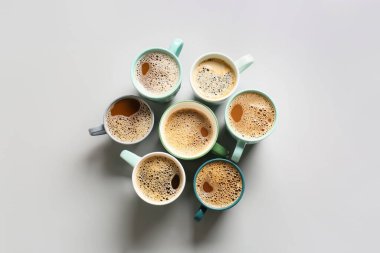 Hafif arka planda bir fincan lezzetli kahve.