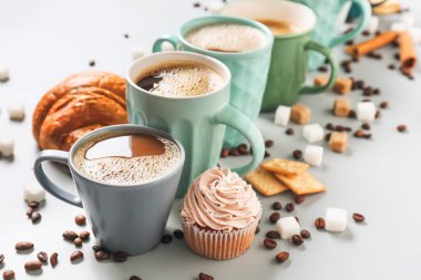 Hafif arka planda lezzetli kahve fincanları olan kompozisyon