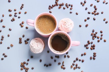 Renkli fonda bir fincan lezzetli kahve.