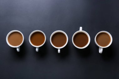 Koyu fonda bir fincan lezzetli kahve.