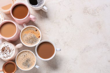 Hafif arka planda bir fincan lezzetli kahve.