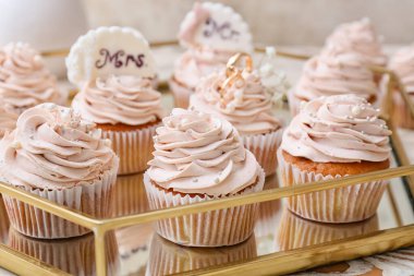 Masada lezzetli düğün çörekleri olan tepsi