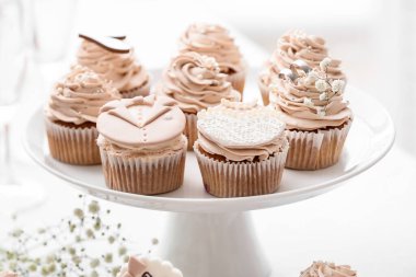 Tatlı standı ve masada lezzetli düğün kekleri.