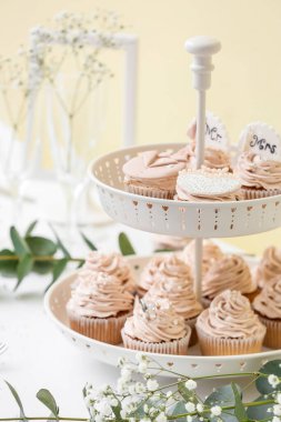 Tatlı standı ve masada lezzetli düğün kekleri.