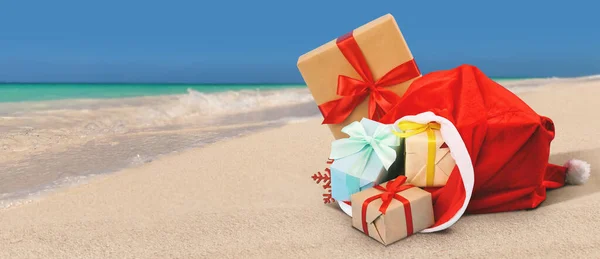 Saco Papai Noel Com Presentes Resort Mar — Fotografia de Stock