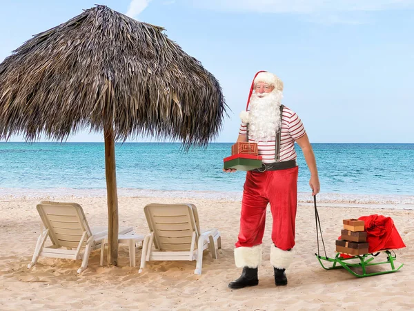 Санта Клаус Подарунками Санях Морському Курорті — стокове фото