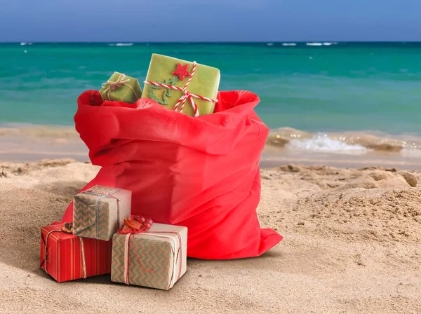 Сумка Санта Клауса Подарками Морском Курорте — стоковое фото