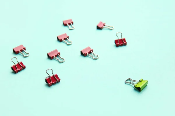 Green Paper Clip Red Ones Color Background Concept Uniqueness — Stock Photo, Image