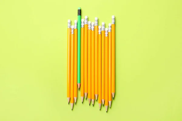 Green Pencil Orange Ones Color Background Concept Uniqueness — Stock Photo, Image