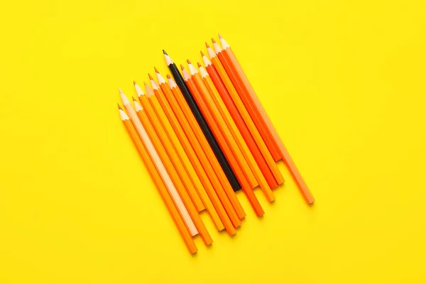 Czarny Ołówek Wśród Pomarańczowych Tle Koloru Pojęcie Wyjątkowości — Zdjęcie stockowe