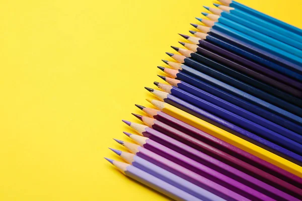 Satz Bleistifte Auf Farbigem Hintergrund Konzept Der Einzigartigkeit — Stockfoto