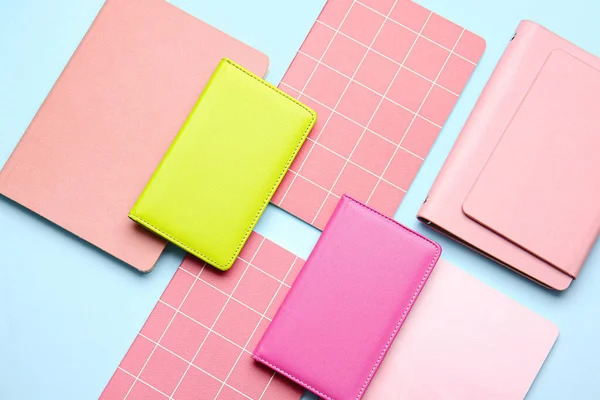 Cuaderno Verde Entre Los Rosados Sobre Fondo Color Concepto Singularidad — Foto de Stock