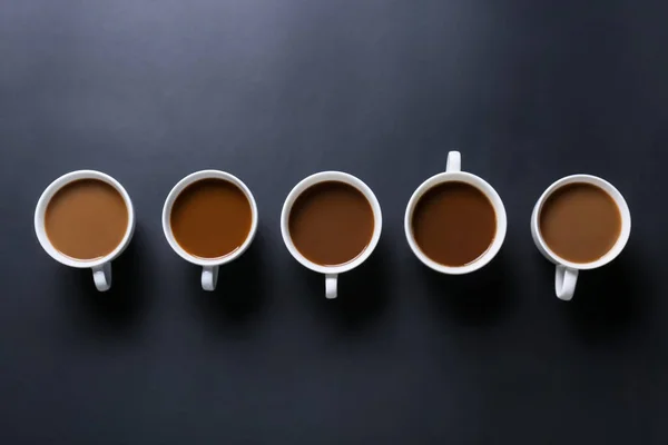 Tazas Sabroso Café Sobre Fondo Oscuro — Foto de Stock