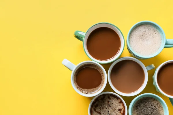 Bekers Van Lekkere Koffie Kleur Achtergrond — Stockfoto