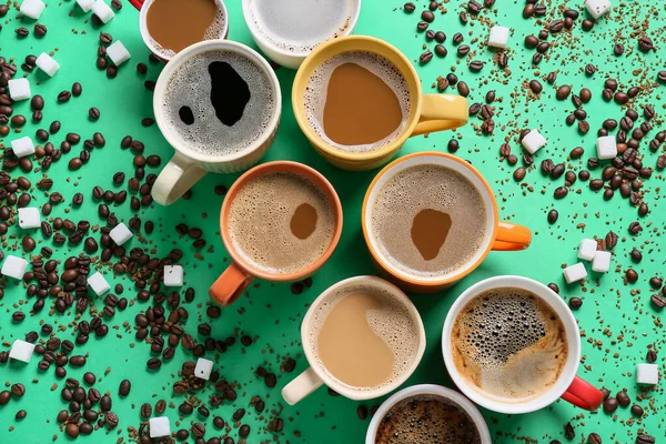 Bekers Van Lekkere Koffie Bonen Suiker Kleur Achtergrond — Stockfoto