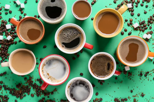 Bekers Van Lekkere Koffie Bonen Suiker Kleur Achtergrond — Stockfoto