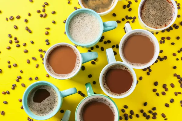 Tassen Mit Leckerem Kaffee Und Bohnen Auf Farbigem Hintergrund — Stockfoto