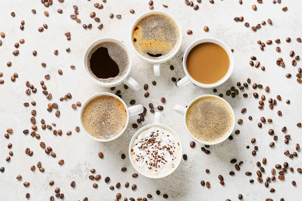 Bekers Van Lekkere Koffie Bonen Een Lichte Achtergrond — Stockfoto