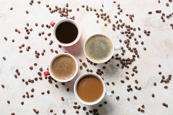 Bekers Van Lekkere Koffie Bonen Een Lichte Achtergrond — Stockfoto