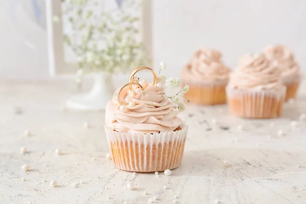 Smaklig Cupcake Och Vigselringar Bordet — Stockfoto