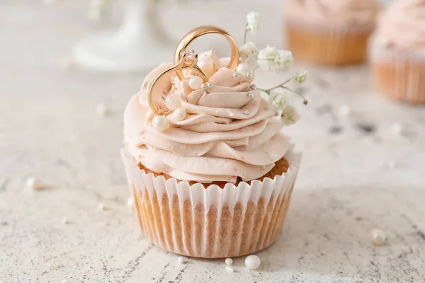 Tasty Cupcake Wedding Rings Light Background — Stock Photo, Image