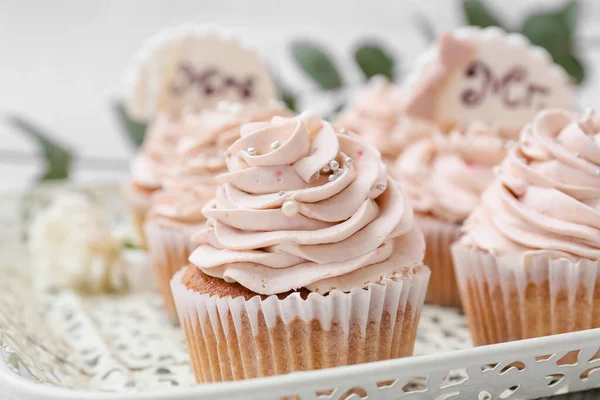 Dienblad Met Smakelijke Bruiloft Cupcakes Lichte Achtergrond — Stockfoto