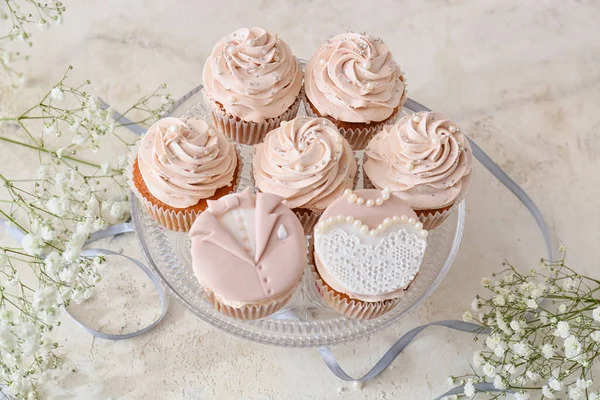 Efterrätt Stativ Med Välsmakande Bröllop Cupcakes Ljus Bakgrund — Stockfoto