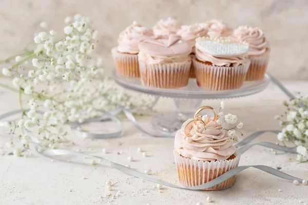 Tasty Cupcake Wedding Rings Light Background — Stock Photo, Image