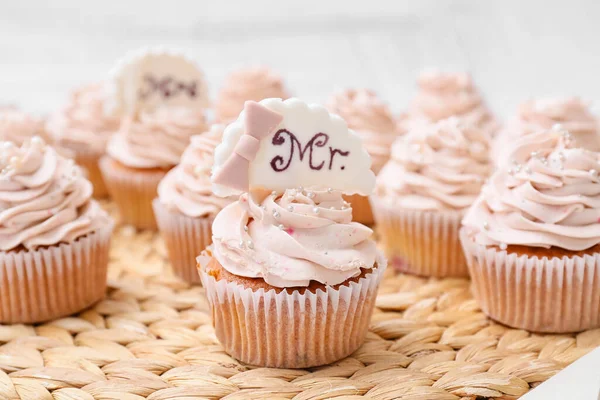 Tasty Wedding Cupcakes Wicker Mat — Stock Photo, Image