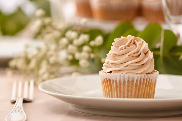 Tányér Ízletes Esküvői Cupcake Asztalon — Stock Fotó