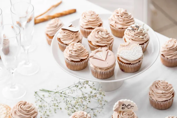 Desszert Stand Ízletes Esküvői Cupcakes Asztalon — Stock Fotó