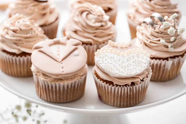 Stand Dessert Con Gustosi Cupcake Nuziali Tavola — Foto Stock