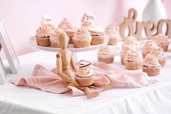 Wooden Mannequin Wedding Cupcake Table — Stock Photo, Image