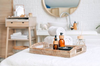 Salondaki kanepede güzel bir spa kompozisyonu.