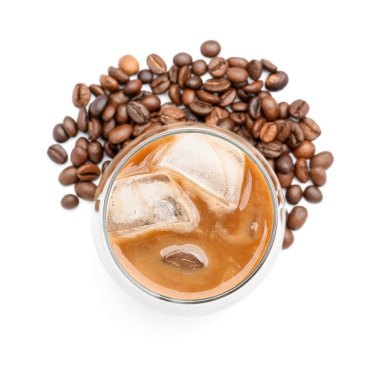 Sütlü buzlu kahve ve beyaz arka planda fasulye.