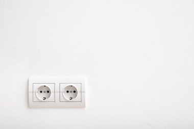 Işık duvarında elektrik prizi