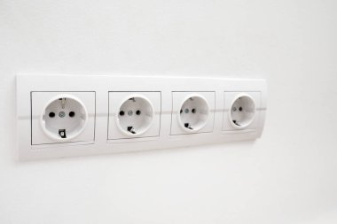 Işık duvarında elektrik prizi