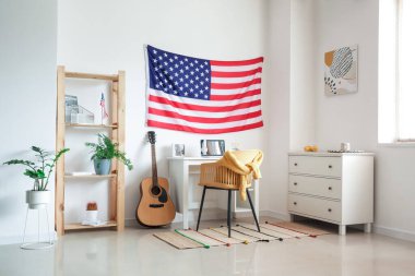 Modern işyeri ve ABD bayraklı şık bir oda.