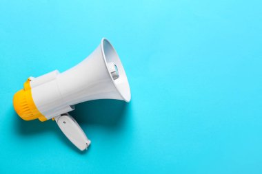 Renk arkaplanı üzerine modern megafon