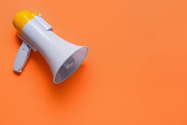 Renk arkaplanı üzerine modern megafon
