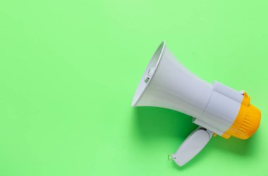 Renk arkaplanı üzerine modern megafon