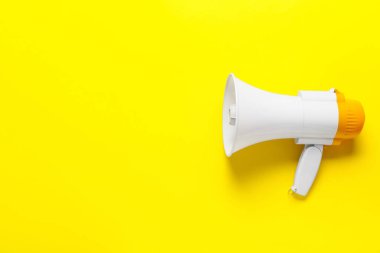 Renk arkaplanı üzerine modern megafon