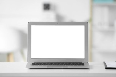 Modern dizüstü bilgisayar masada.